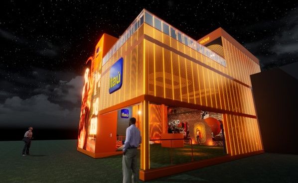 Grande multidão e estrutura principal de festival