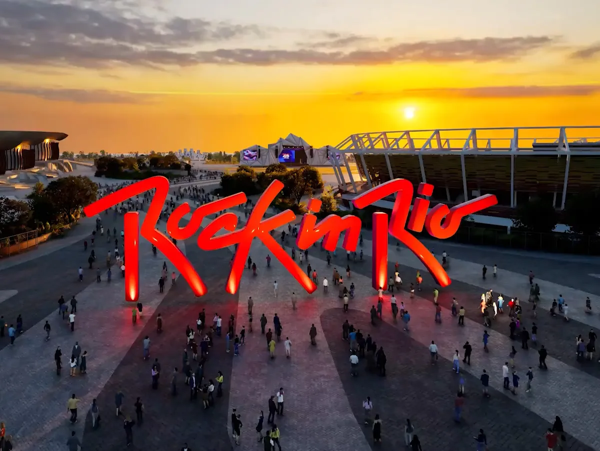 Festival com iluminação e grande público